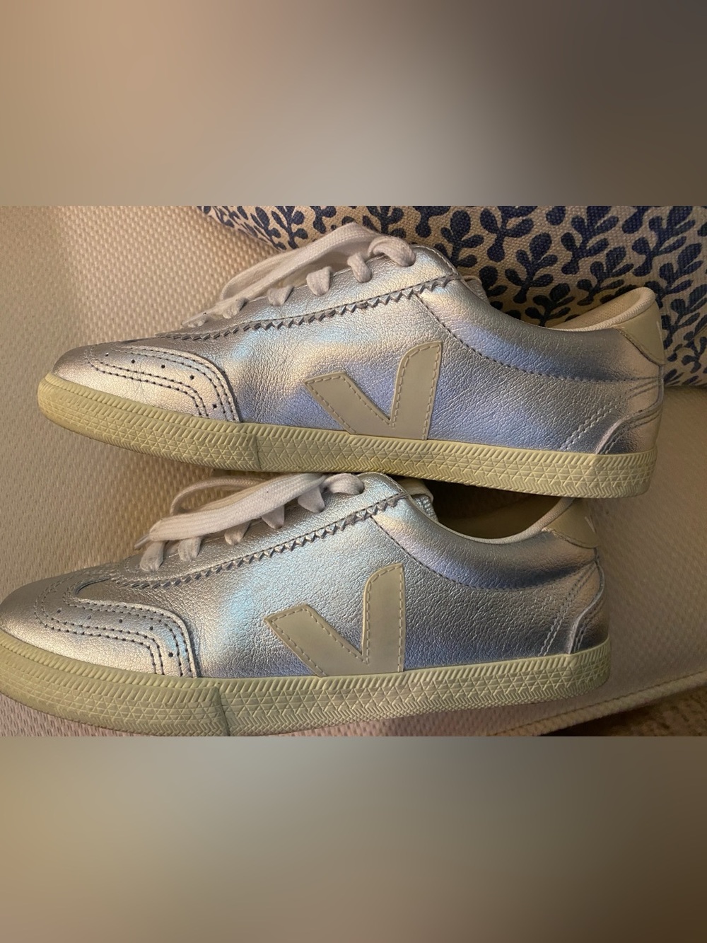 Veja Size 6 Sneakers - Picture 6 of 9